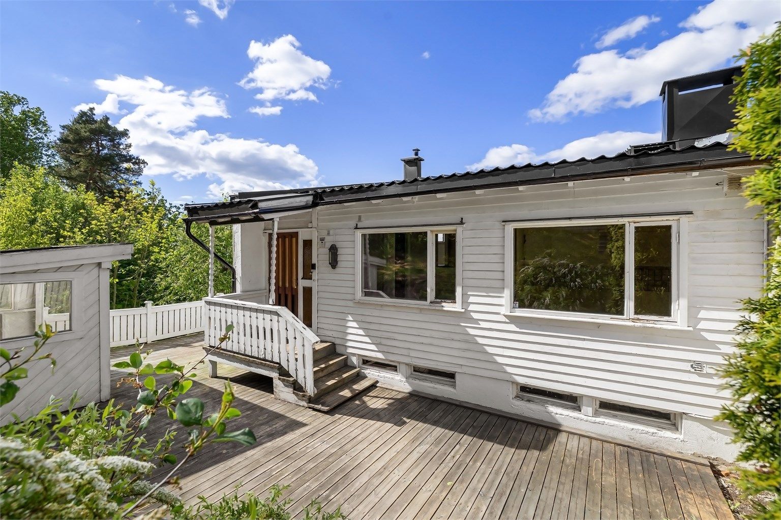 Et spennende renoveringsobjekt med fantastisk utsikt over store deler av hovedstaden og stort potensiale, beliggende i et attraktivt og veletablert villaområde på Høyenhall