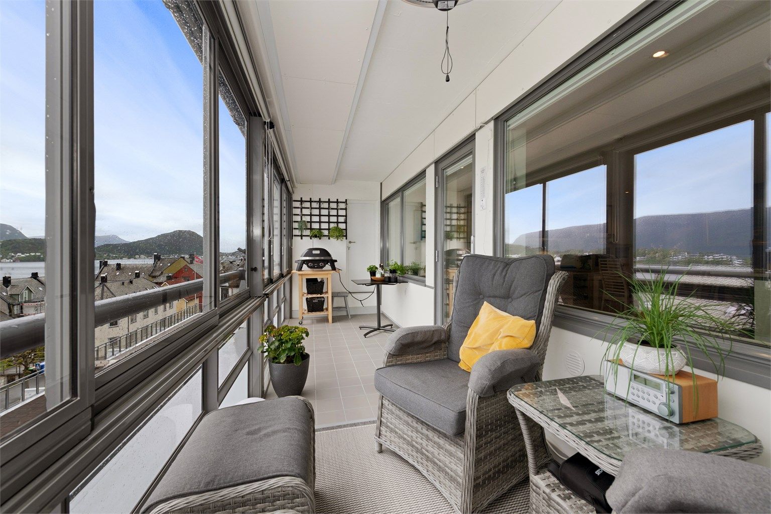 Innglasset terrasse mot syd på ca. 12 kvm med nydelig utsikt.