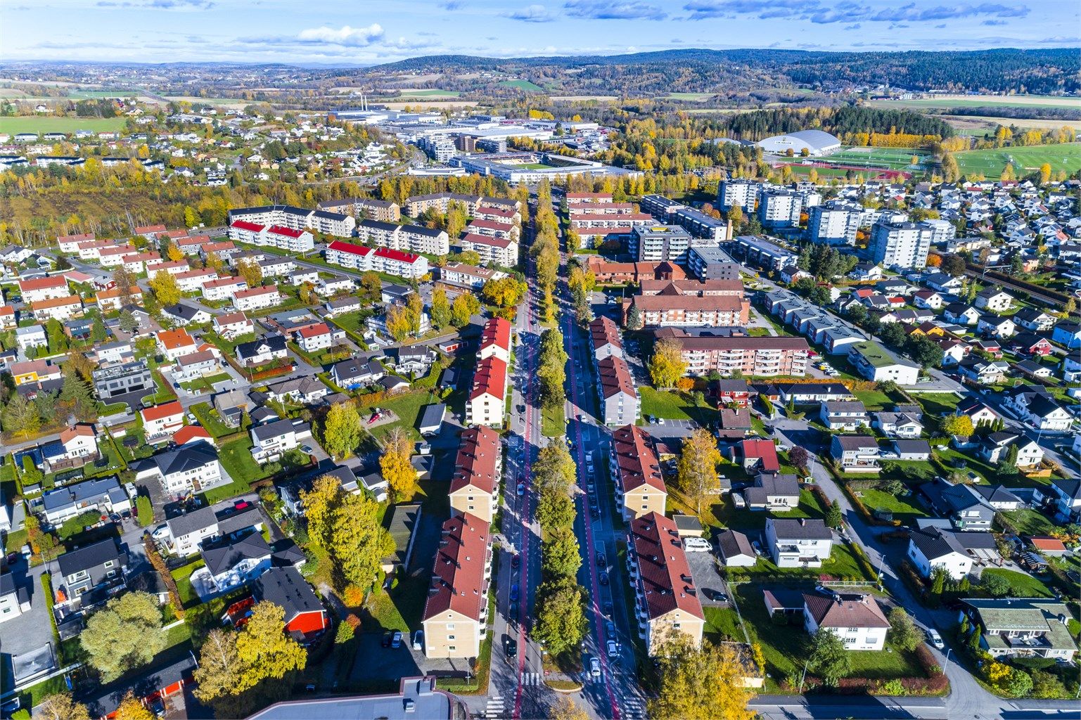 Området består av en blanding av blokkbebyggelse og småhus, med kort vei til Lillestrøm sentrum.