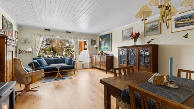 Her er det plass for sofagruppe, TV-seksjon, spisegruppe og annet passende møblement