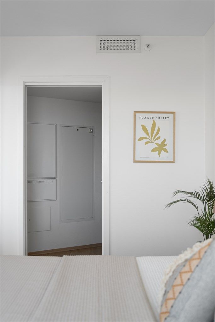 Det er garderoberom/ innvendig bod i forbindelse med soverom. God plass til å henge av klær og blitt benyttet som walk-in-closet. 