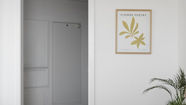 Det er garderoberom/ innvendig bod i forbindelse med soverom. God plass til å henge av klær og blitt benyttet som walk-in-closet.