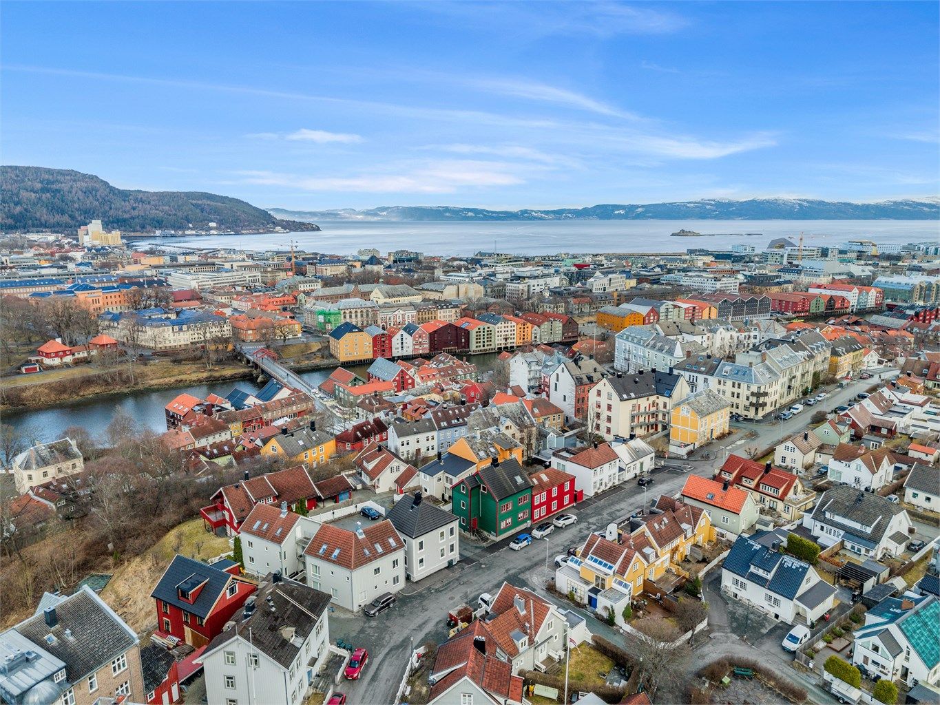 Fortsetter du langs elvepromenaden, når du Marinen på omtrent 10 minutters gange – et populært område for soling, avslapping og grilling på fine sommerdager. På Øya, cirka 20 minutter unna til fots, finner du blant annet idrettsanlegg og tennisbaner.
