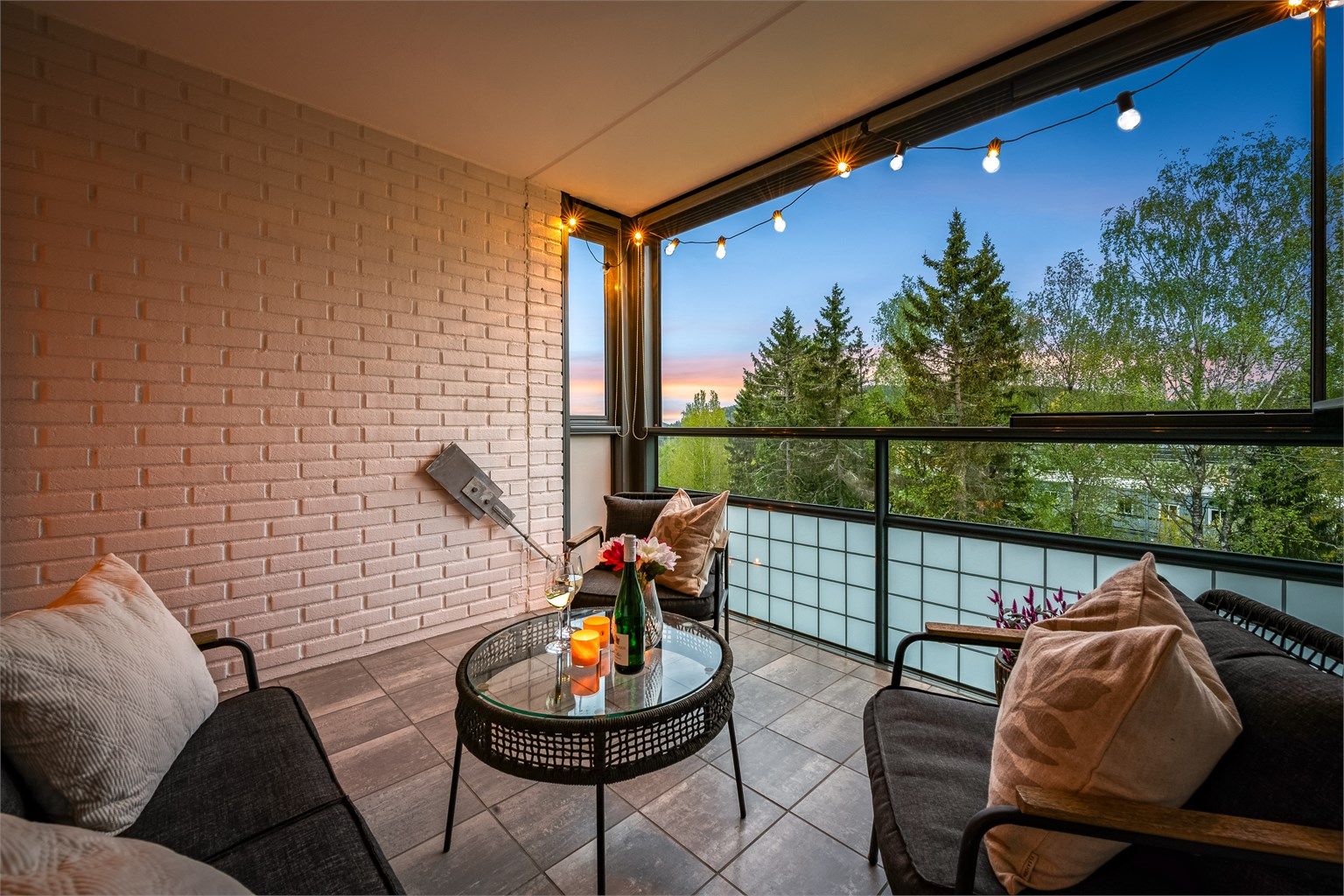 Med skjermende glass i front fungerer verandaen i årets varme måneder nærmest som et ekstra rom.