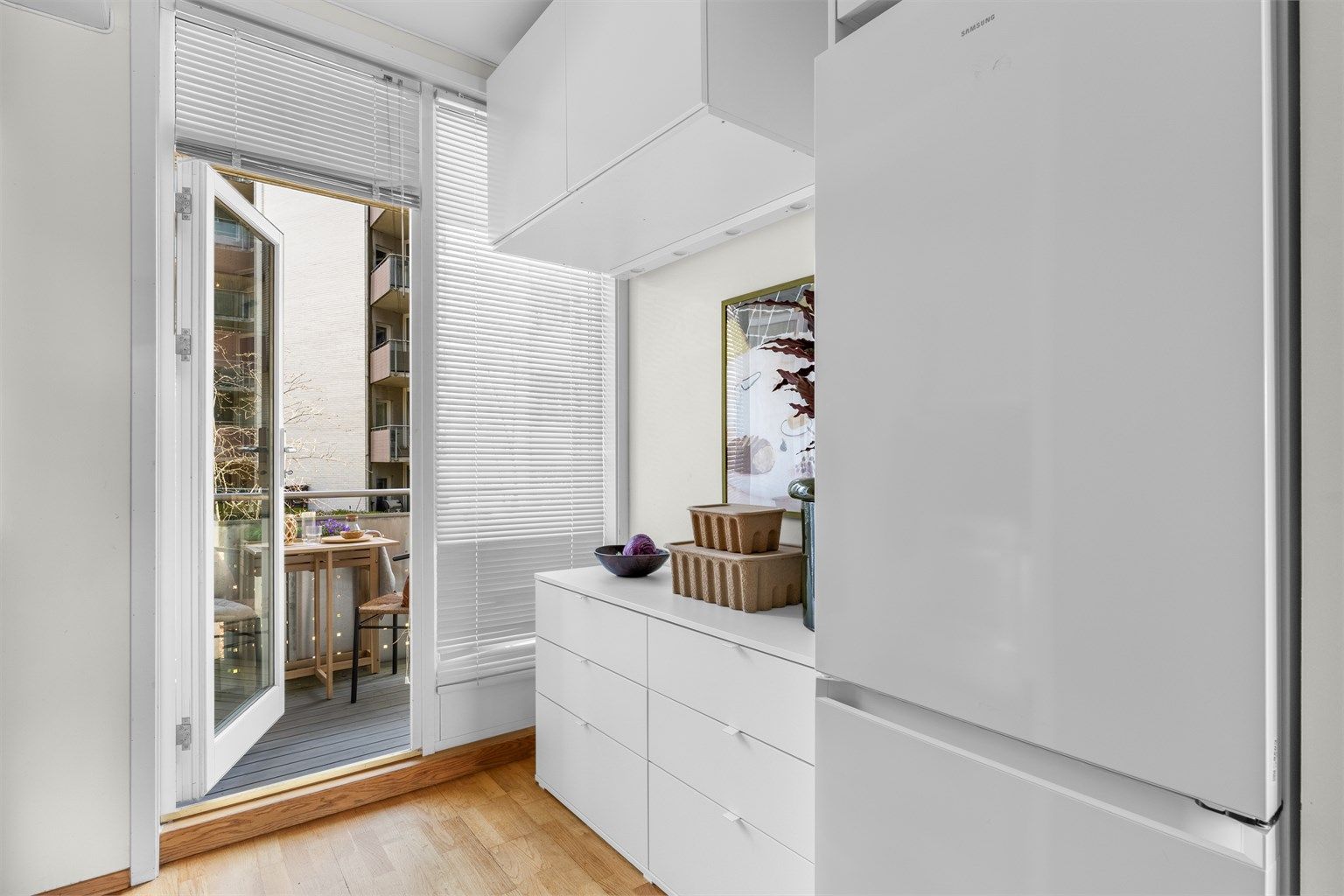 Fra kjøkken er det utgang til en hyggelig og solrik østvendt balkong på 4 kvm.