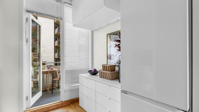 Fra kjøkken er det utgang til en hyggelig og solrik østvendt balkong på 4 kvm.