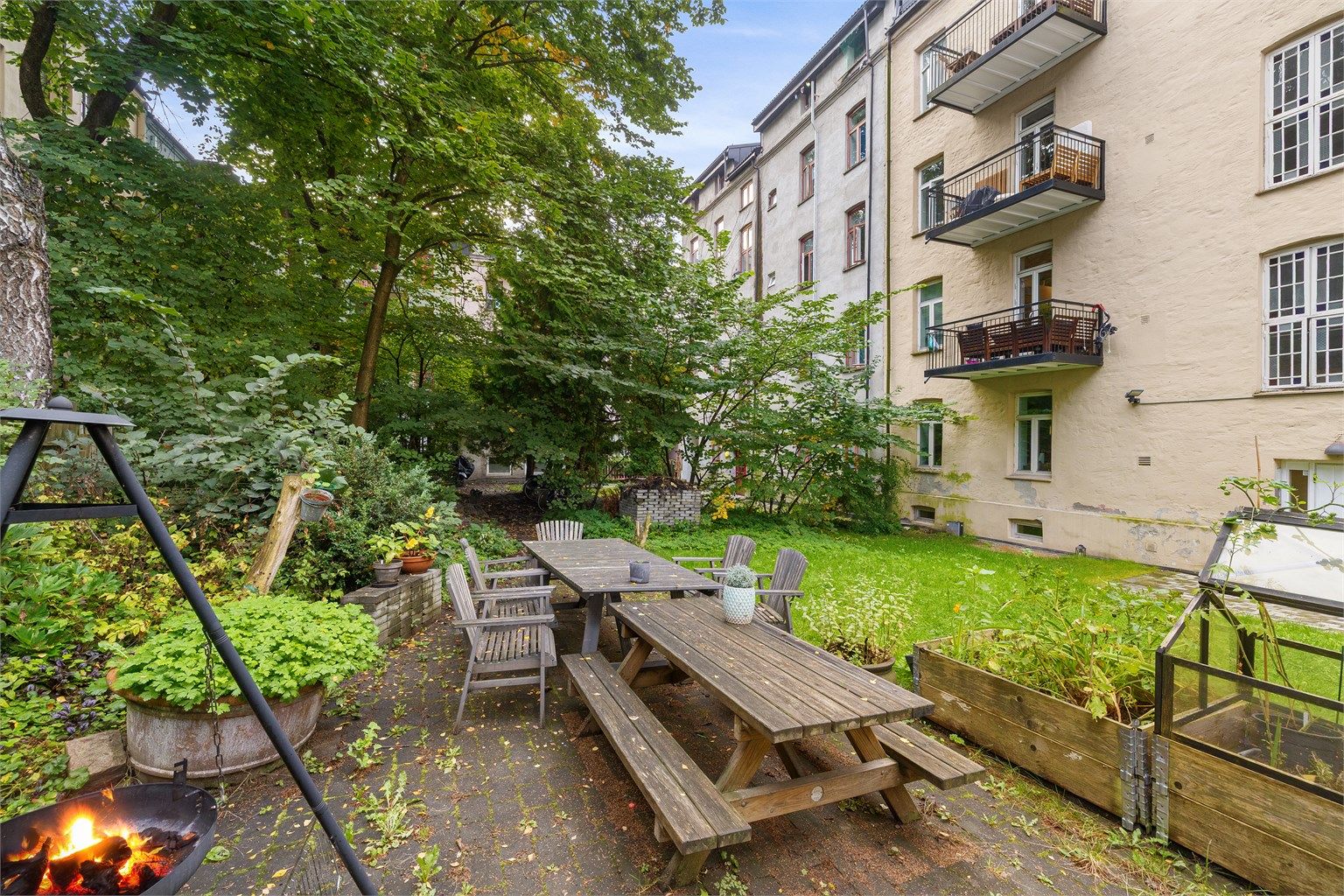 Hyggelige fellesområder med sittegrupper, grillplass og grøntareal med drivhus.