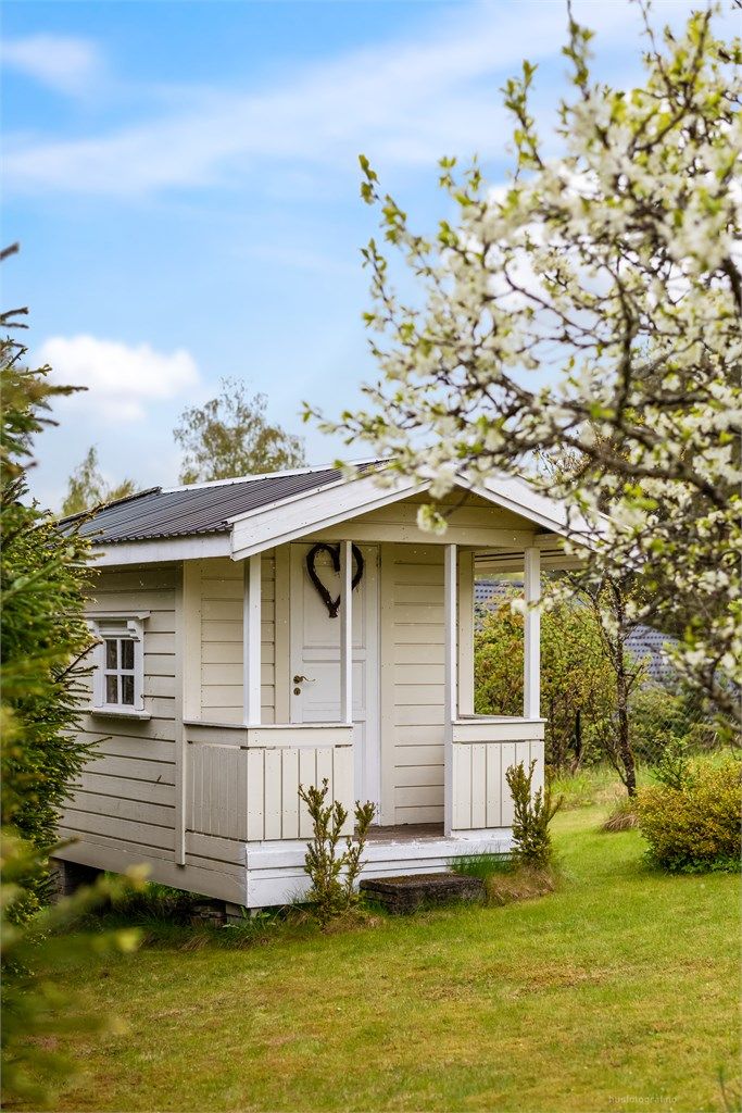 Eget lekehus i hagen gir en fin sone for de minste (ikke byggemeldt).