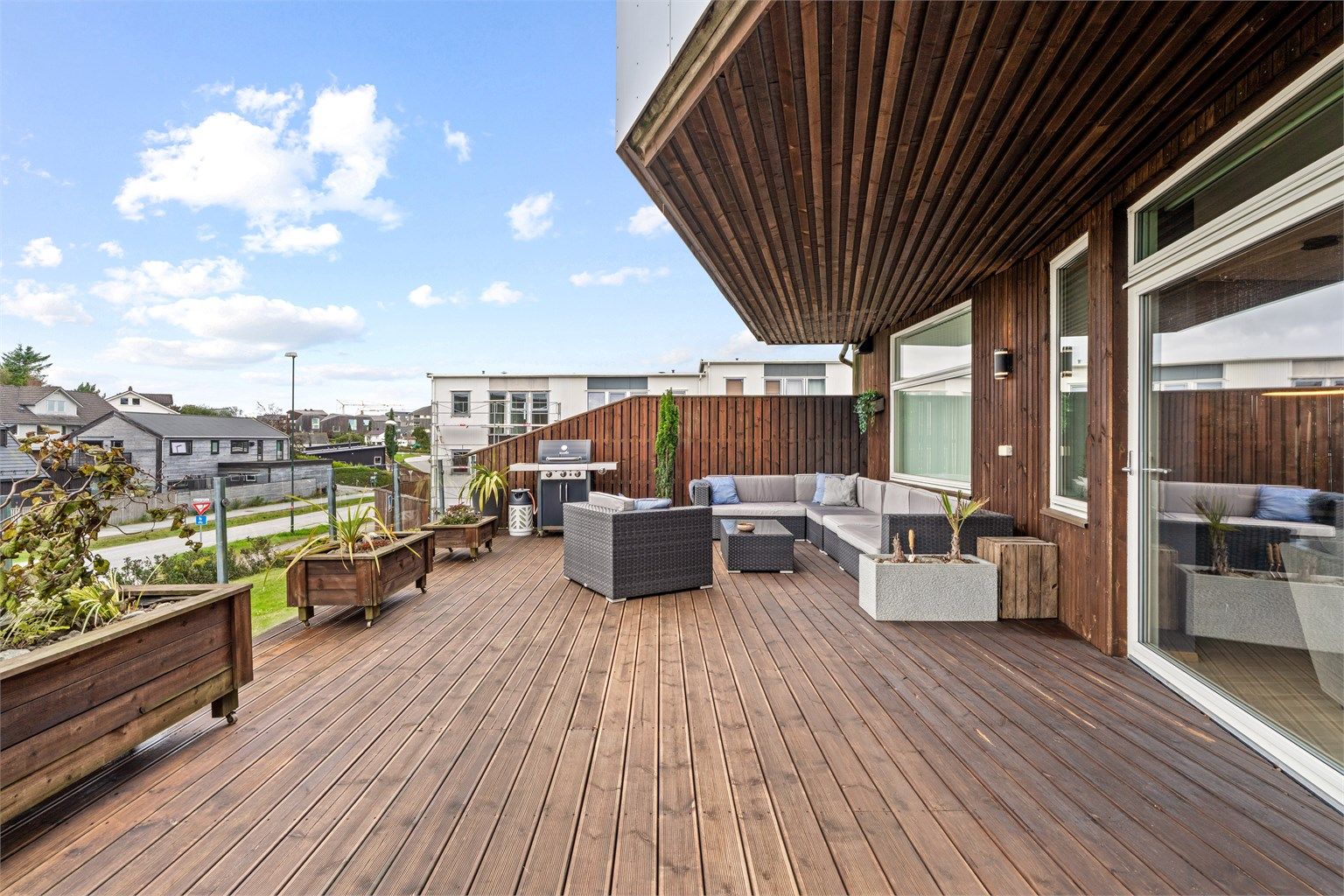 Romslig terrasse på ca. 45 kvm med gode solforhold fra ca. kl 11:00 - 22:00 på sommerstid. Foto: Nordbø Foto