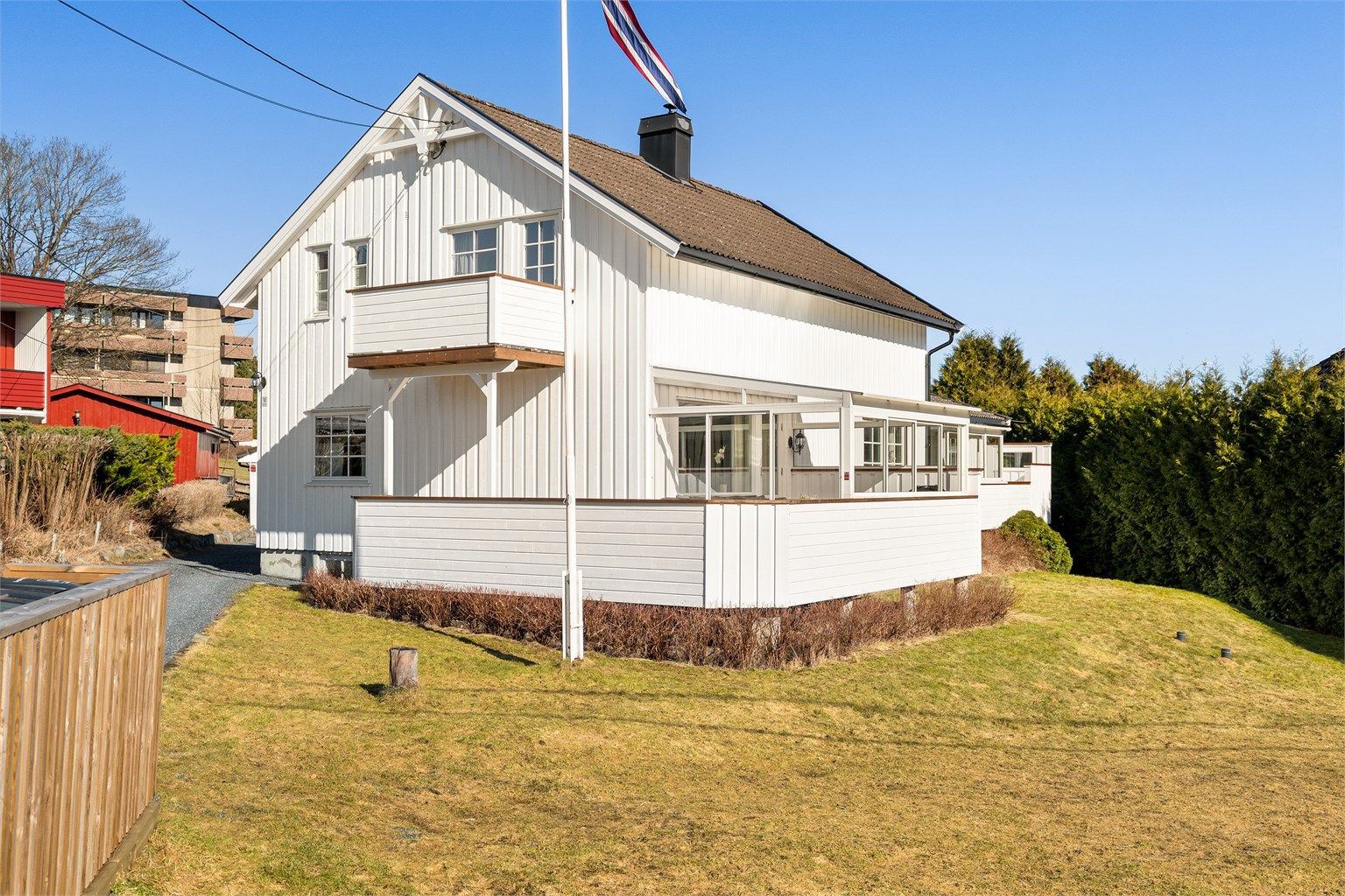 10A er tomannsboligens eldste og opprinnelige del, oppført i 1957. Den inneholder to etasjer og kjeller, og er i nyere tid påkostet både inn- og utvendig. Fotograf; Kristoffer Kristiansen.