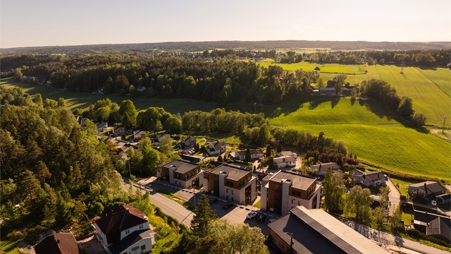 For korttidsbesøkende er det parkeringsmuligheter på oversiden av blokkene.