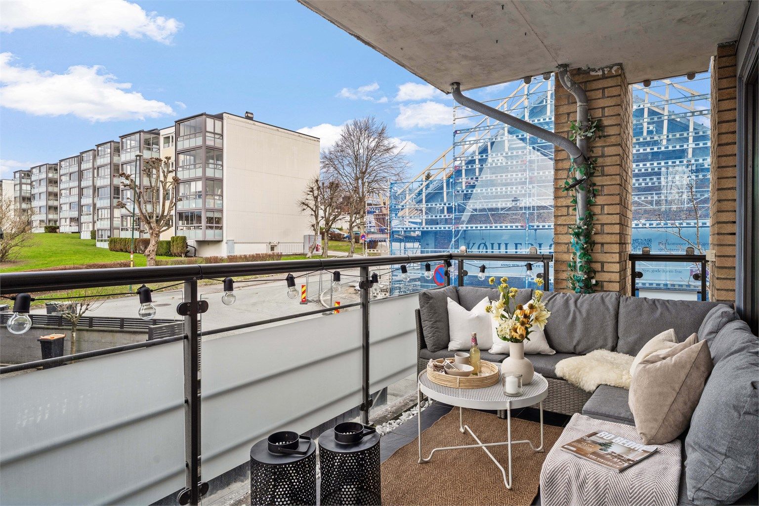 Balkongen har rekkverk av metall og glass, og er et flott sted å nyte gode solforhold.