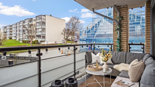 Balkongen har rekkverk av metall og glass, og er et flott sted å nyte gode solforhold.