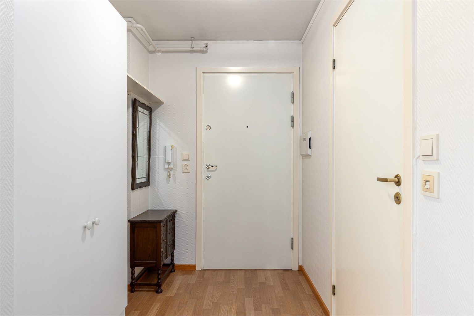 Romslig entré med plass til oppheng av yttertøy og sko.