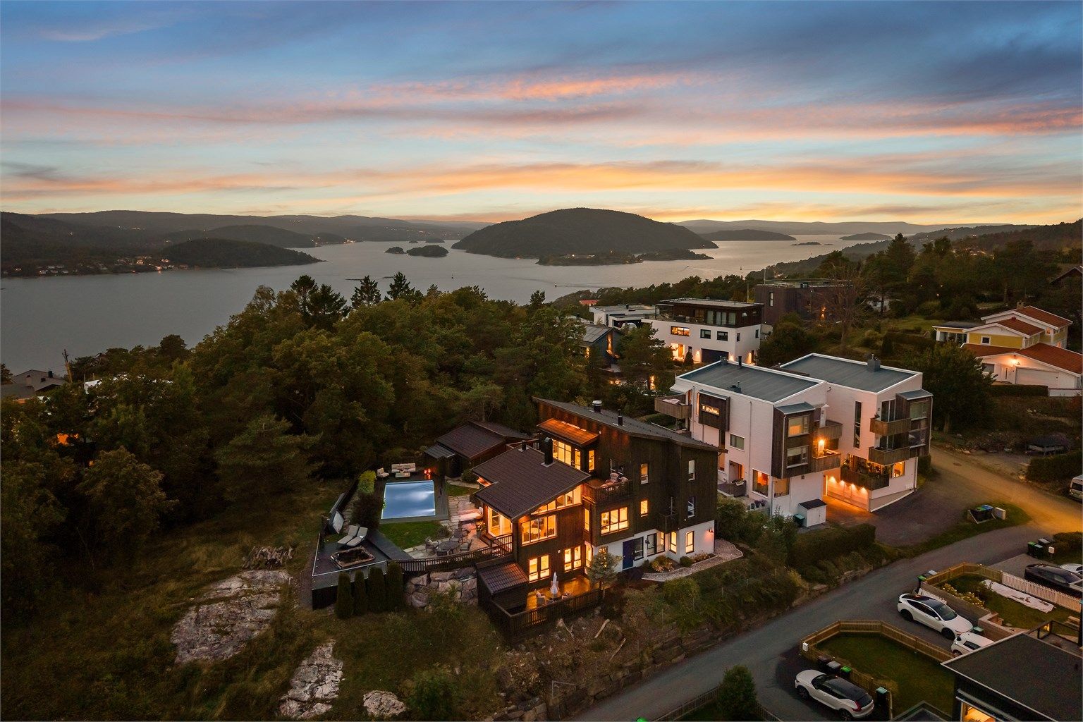 Kveldsstemning over fjorden med Drøbak og innseilingen i bakgrunnen.