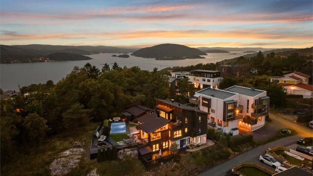 Kveldsstemning over fjorden med Drøbak og innseilingen i bakgrunnen.