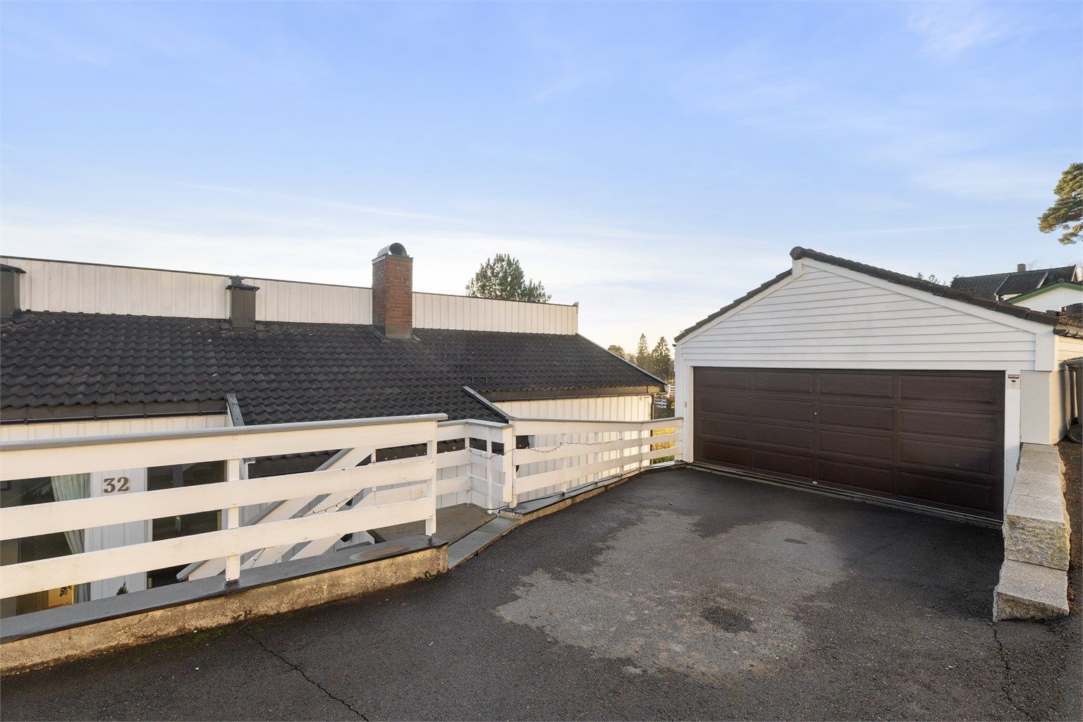 Frittstående dobbelgarasje med bod på 12 kvm og elektrisk port.