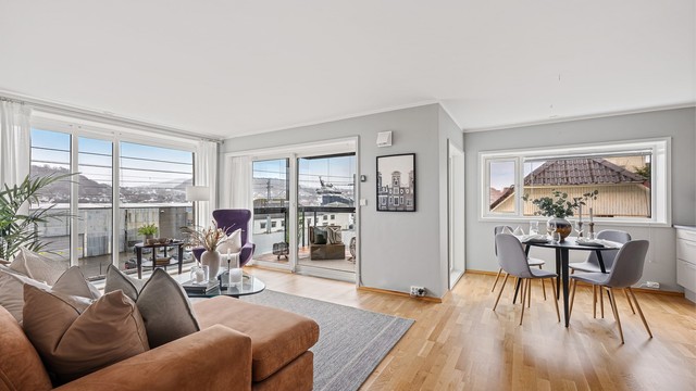 Fin 3-roms selveier endeleilighet, med solrik balkong, parkering i garasje og gangavstand til Sandnes sentrum. Heis. Ledig nå.