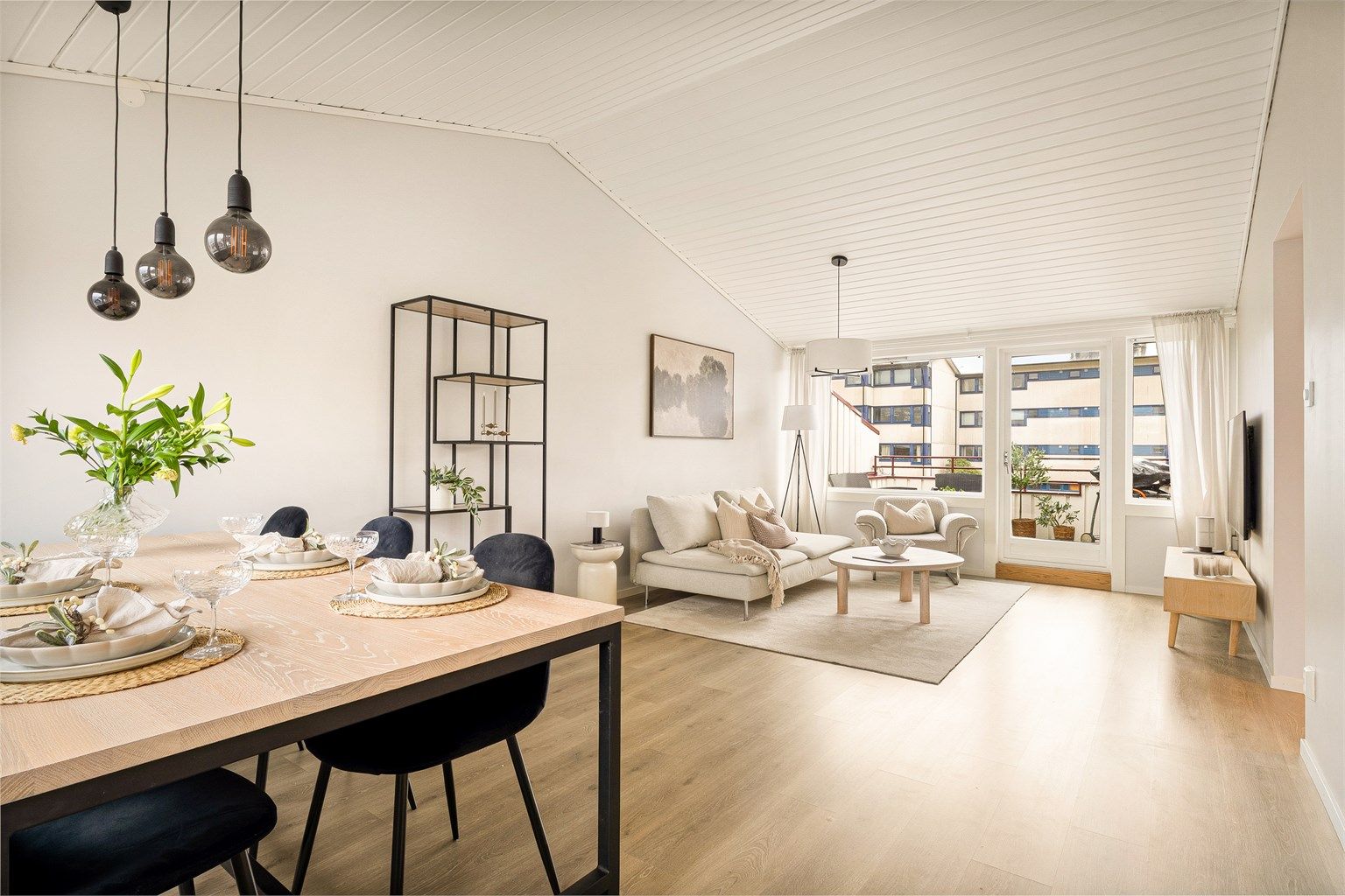 Legg merke til den gode mønehøyden. Sjeldent syn i leiligheter!