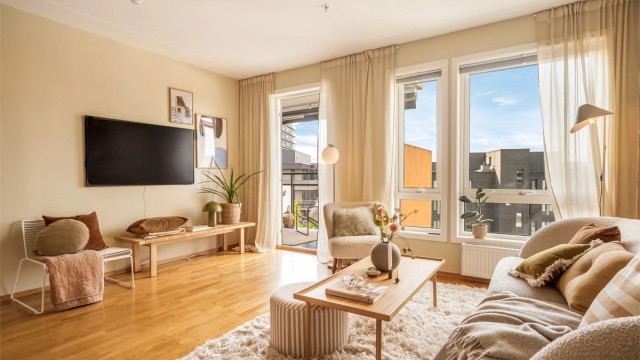 Leiligheten er oppvarmet med radiatorer tilknyttet fjernvarme. Elektriske varmekabler på badene.