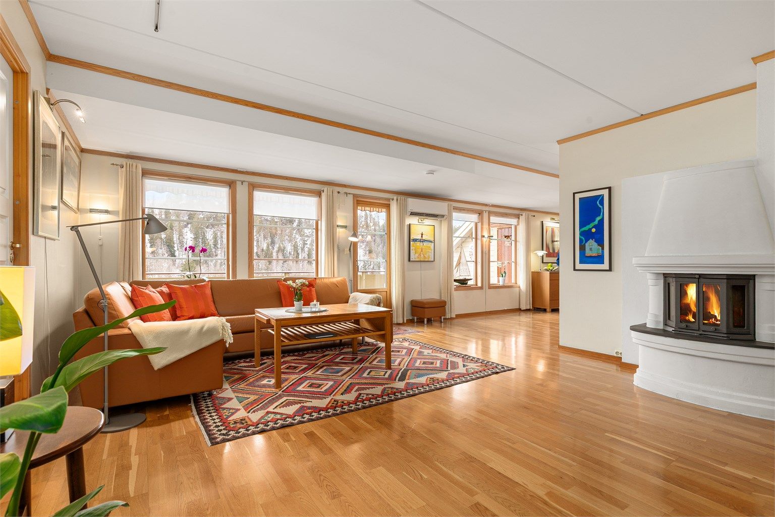 Stor og lys stue med mange møbleringsmuligheter. Peis er godt å ha på kalde vinterdager