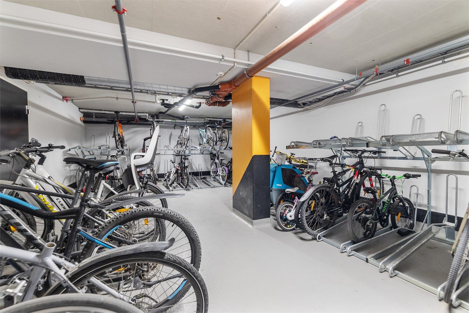 Det er også felles sykkelparkering i kjeller