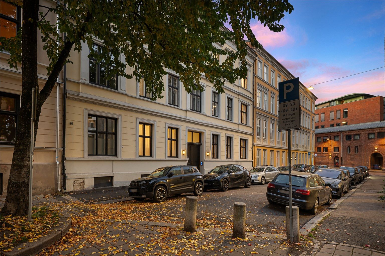 Beliggende i en stille og rolig gate, likevel sentral med nærhet til alt.