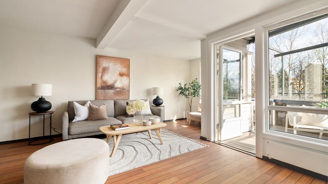 Stuen er svært romslig, med store vindusflater som gir mye naturlig lys inn i leiligheten.