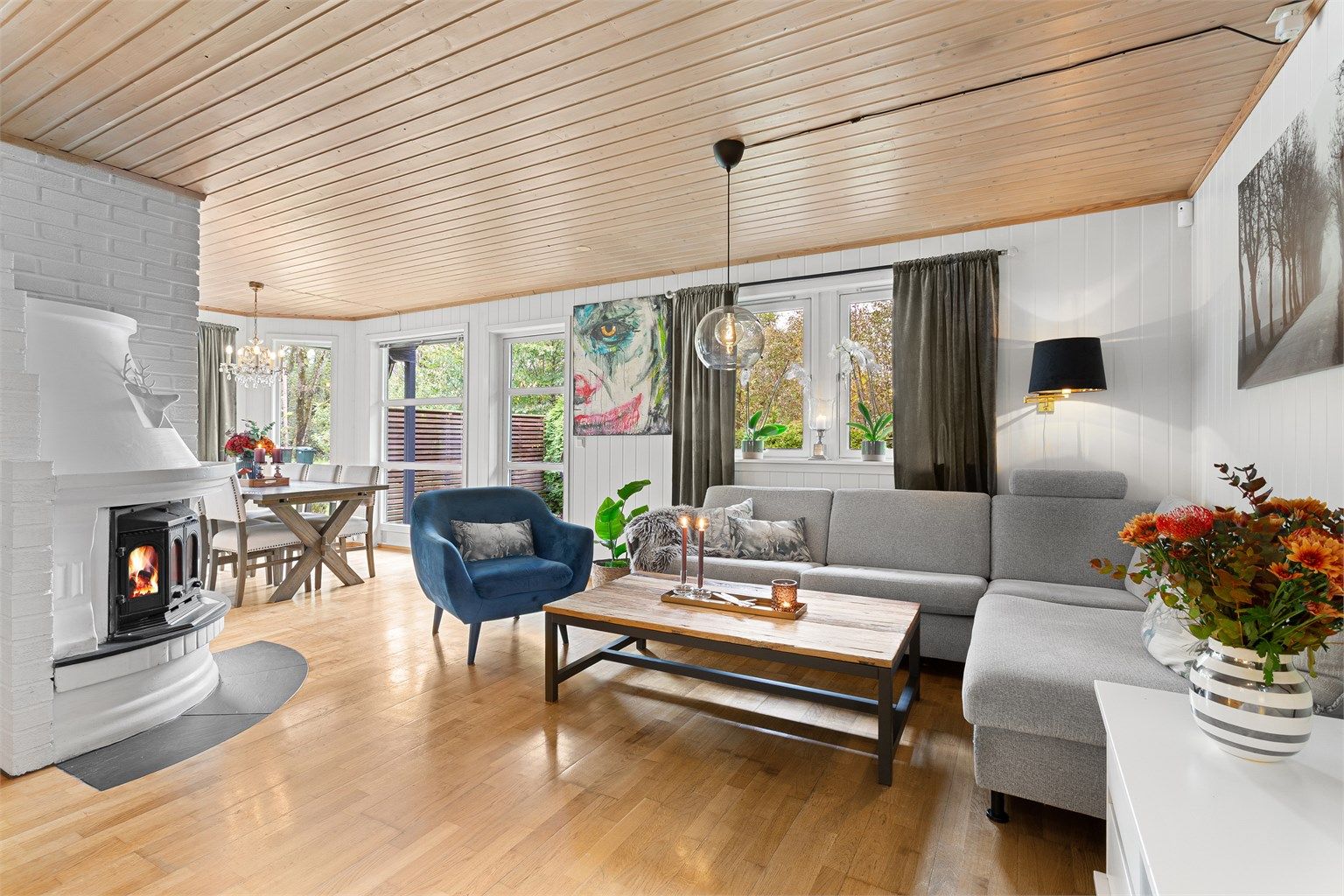 Vinkelstue med sofaområde og spiseplass