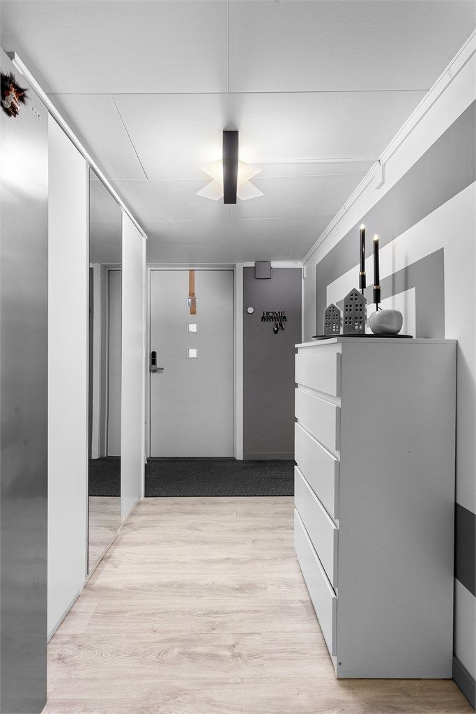 Entré med garderobeskap - Hybel