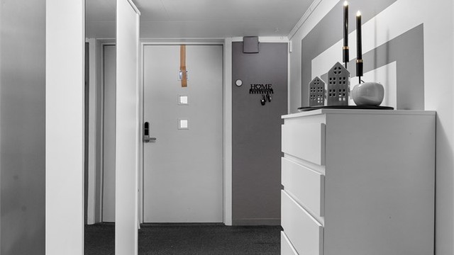 Entré med garderobeskap - Hybel