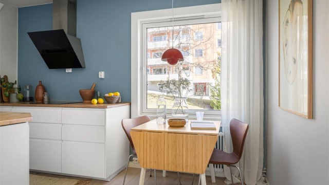 God plass til kjøkkenbord med herlig utsikt