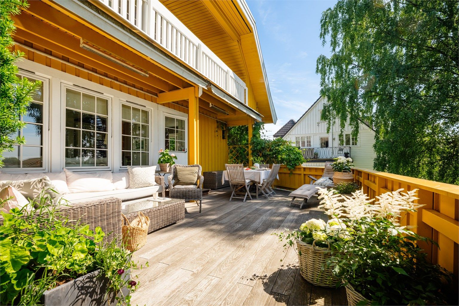 En innholdsrik, lys og romslig enebolig over tre plan med familievennlig planløsning, tre soverom, flere oppholdsrom og herlige utearealer i attraktive og rolige omgivelser på Vinderen. Foto: Chris Borowiak.