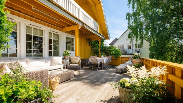 En innholdsrik, lys og romslig enebolig over tre plan med familievennlig planløsning, tre soverom, flere oppholdsrom og herlige utearealer i attraktive og rolige omgivelser på Vinderen. Foto: Chris Borowiak.