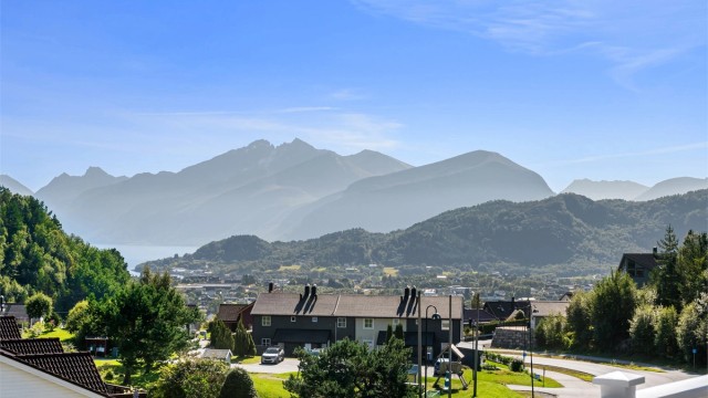 Fra eiendommen er det flott utsikt mot fjell og fjord.