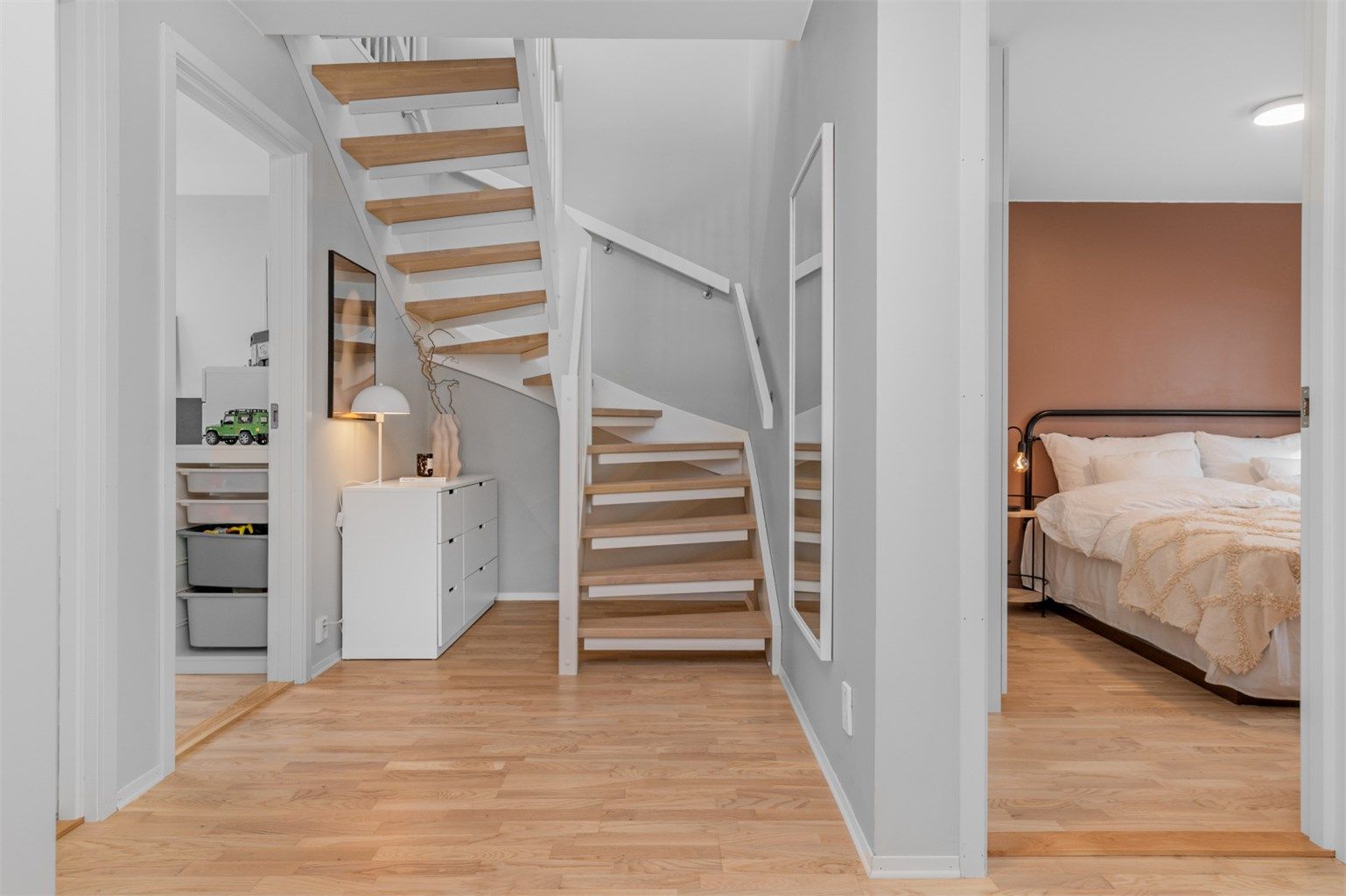 Underetasjen består av entré/gang, bad og tre soverom. 