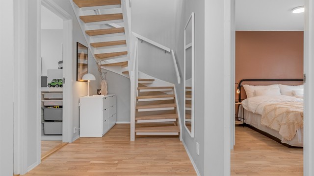 Underetasjen består av entré/gang, bad og tre soverom.