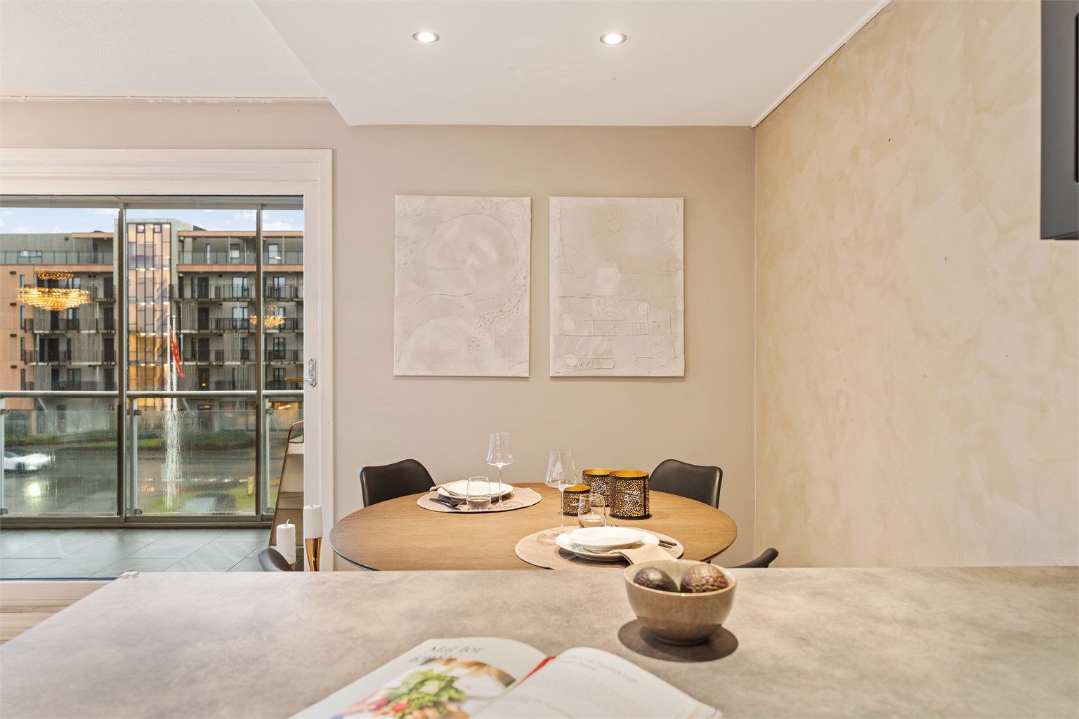 I tilknytning til kjøkkenet er det en naturlig plass for spisebordet.