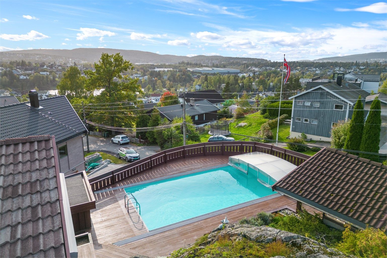 Eiendommen ligger høyt og fritt med flere uteplasser, svømmebasseng og gode solforhold.
Foto: DIGI Media