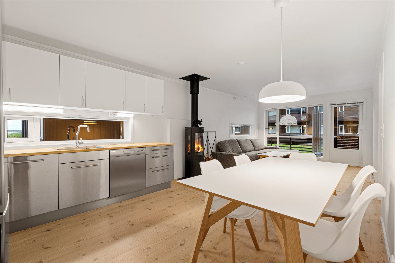 Velkommen til Odderheitunet 26 – en pen 3-roms leilighet med peis, pent kjøkken og balkong.