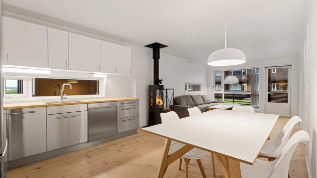 Velkommen til Odderheitunet 26 – en pen 3-roms leilighet med peis, pent kjøkken og balkong.