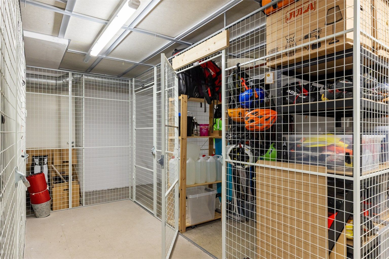I tillegg medfølger en ekstern bod på 5 m² i byggets 2. etasje.