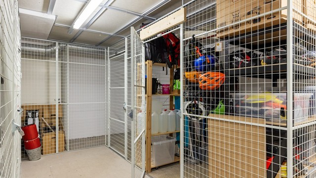 I tillegg medfølger en ekstern bod på 5 m² i byggets 2. etasje.