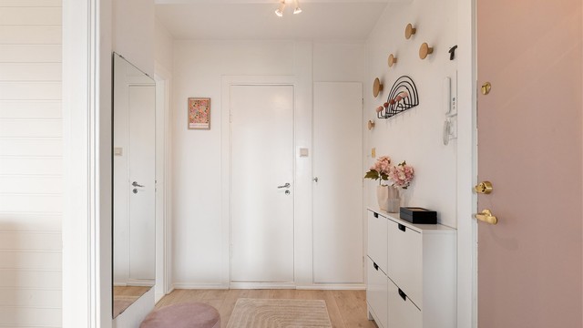 Her har man god plass til oppheng av yttertøy og praktisk oppbevaring av sko