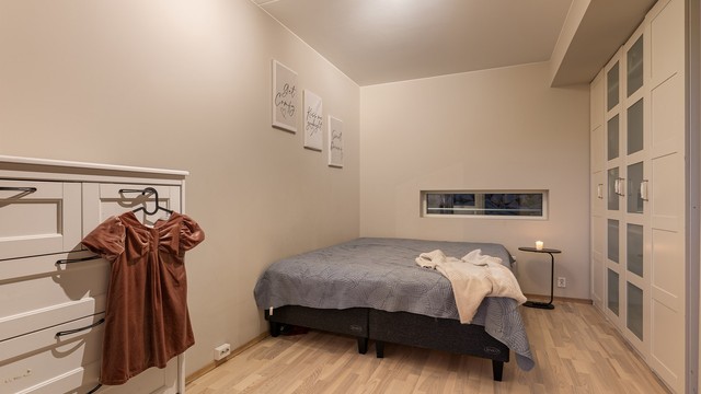 2 fine soverom med parkett på gulv og malte veggflater samt god plass til garderobeløsning.