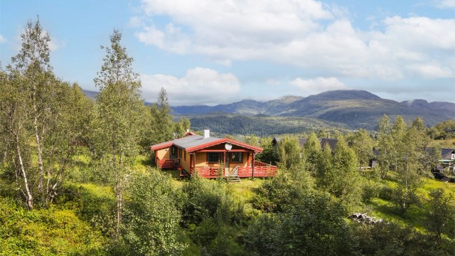 Mødalsvegen 500 ligger i rolige og naturskjønne omgivelser på Kvamskogen, med nydelig utsyn mot fjell og natur.