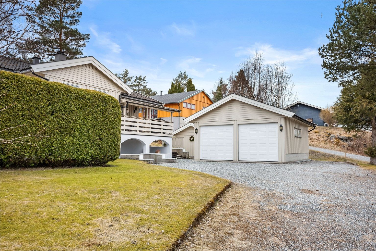 Gårdsplassen er opparbeidet med singel og har god plass til parkering.