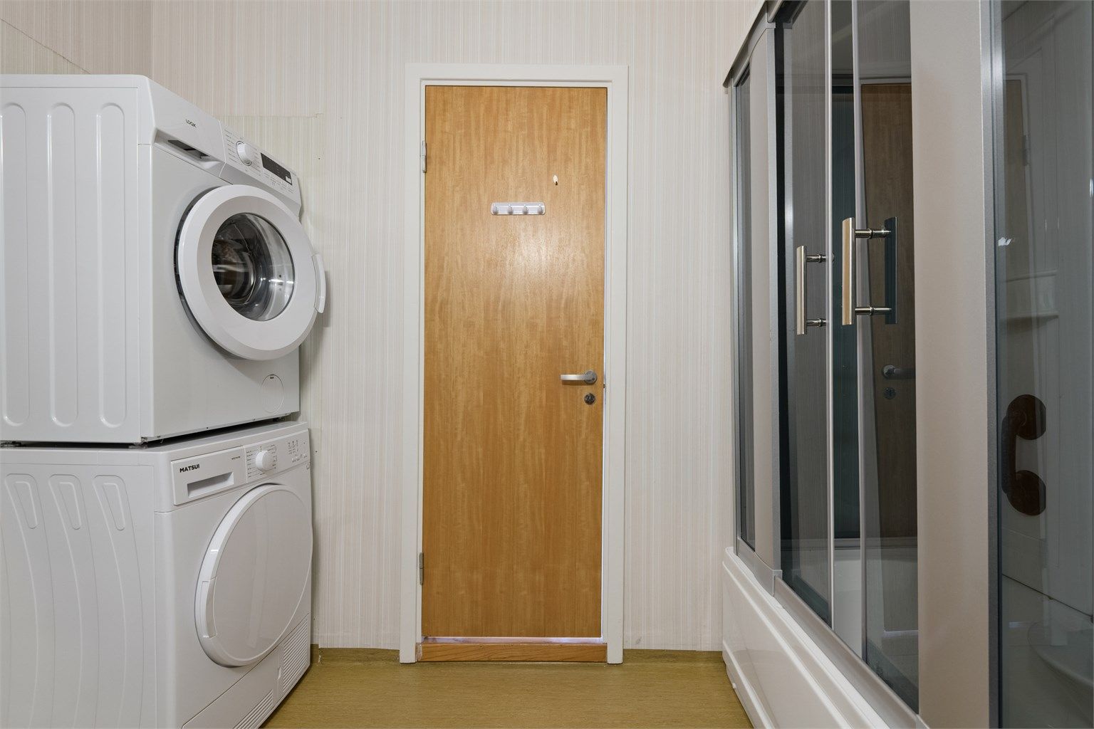 Det er også opplegg for vaskemaskin, og varmtvannsberederen er plassert på badet.