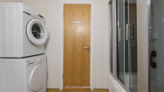 Det er også opplegg for vaskemaskin, og varmtvannsberederen er plassert på badet.