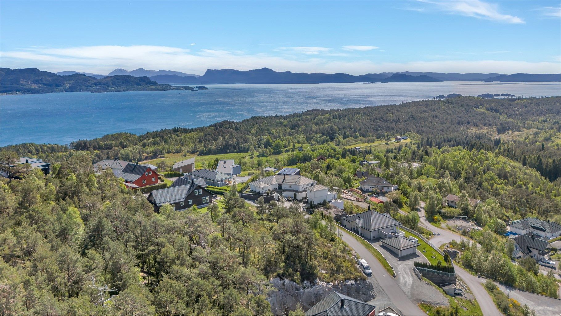  Solrik sørvestvendt utsiktstomt beliggende på et høydedrag i  et veletablert villastrøk. 